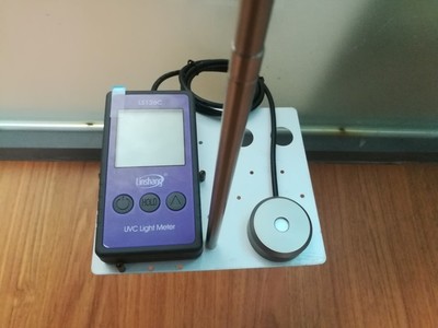 一个新的直管型紫外杀菌灯,用紫外辐射照度计测,辐照多少才合格?
