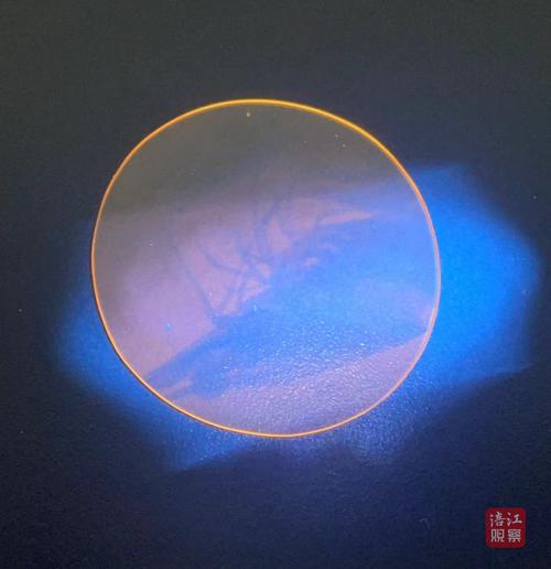 一块透明纯净的玻璃圆片,在紫外光照射下,竟出现了龙虾图案……3月25